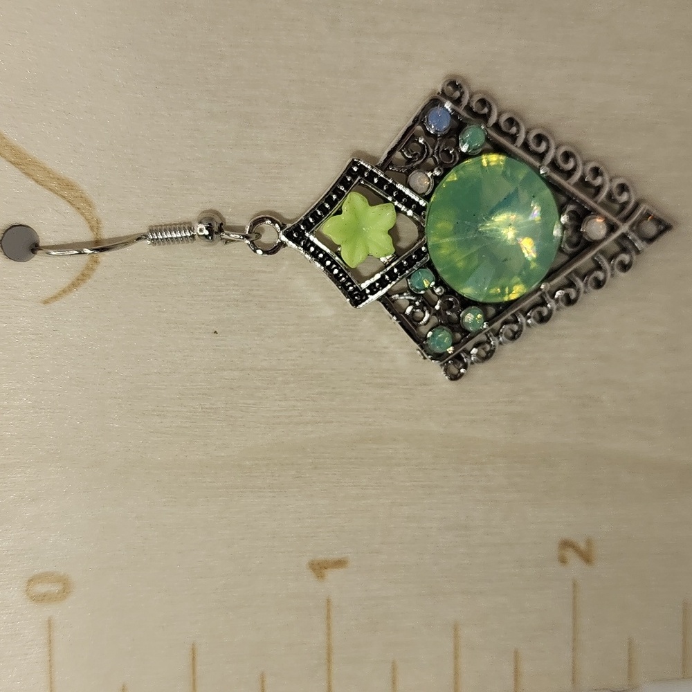 Elegant Silver and Green Earrings - Picture 5 of 6